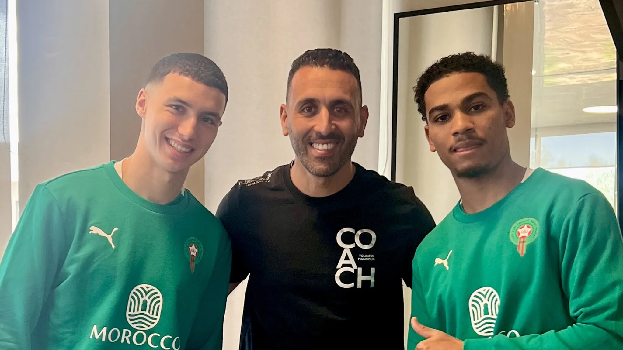 Youness Mandour avec des athlètes de l'équipe nationale du Maroc